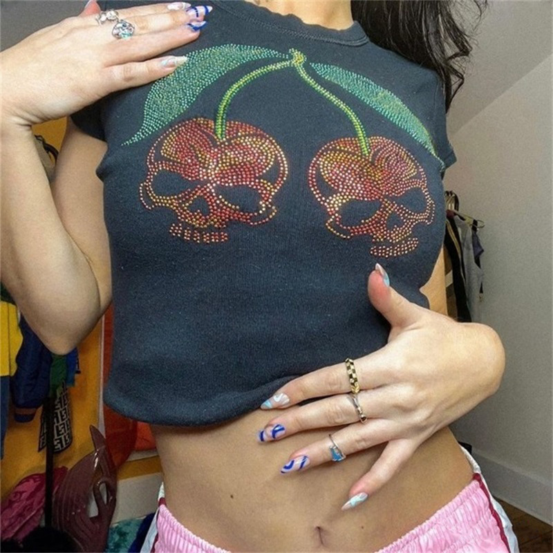 Y2K Graphic Baby Tee Crop - 女の子のためのemoグラフィックTシャツ、ゴシックストリートウェア、ヴィンテージラインストーンスカル、美的、パンクスリムティー、クロップトップ、グランジ、2000s