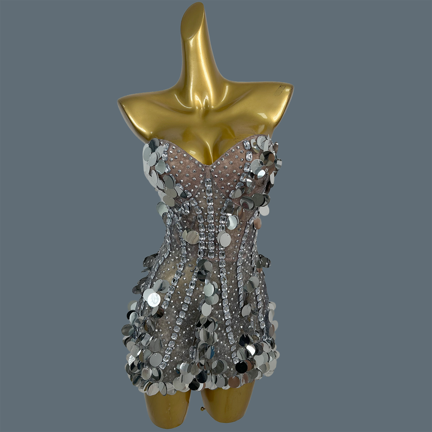 Sparkly Rhinestone Club Party Dress - 女性用、肩出し、きらめくラインストーンとスパンコールがあしらわれたミニドレス。メッシュ素材のボディコンシャスなカクテルドレス。クラブやステージショー、パーティーに最適な、セクシーな装い。