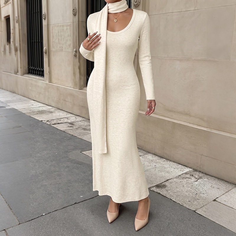 Bodycon Long Sleeve Ribbed Dress - 女性用、上品なリブニット素材のロング丈ワンピース。長袖、ボディコンシャスなデザインで、スカーフ付き。シンプルな無地で、スリムフィット。秋・冬のパーティーや普段使いに最適なロングドレス。