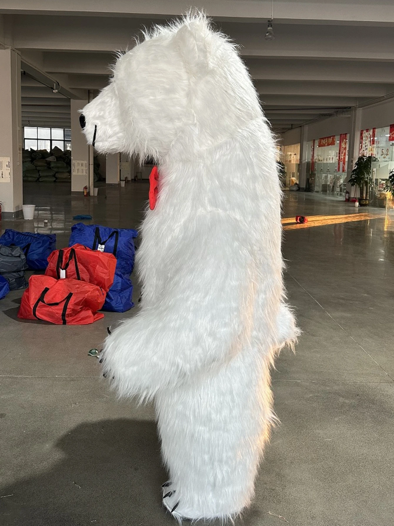 巨大な白いホッキョクグマの着ぐるみ。笑顔の表情で、毛皮のよう - Dresses のレビューと価格